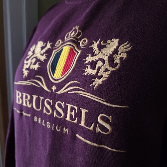 Tops - Vintage-Style Maroon Brussels Belgium Embroidered Crew Neck Sweatshirt, Size M